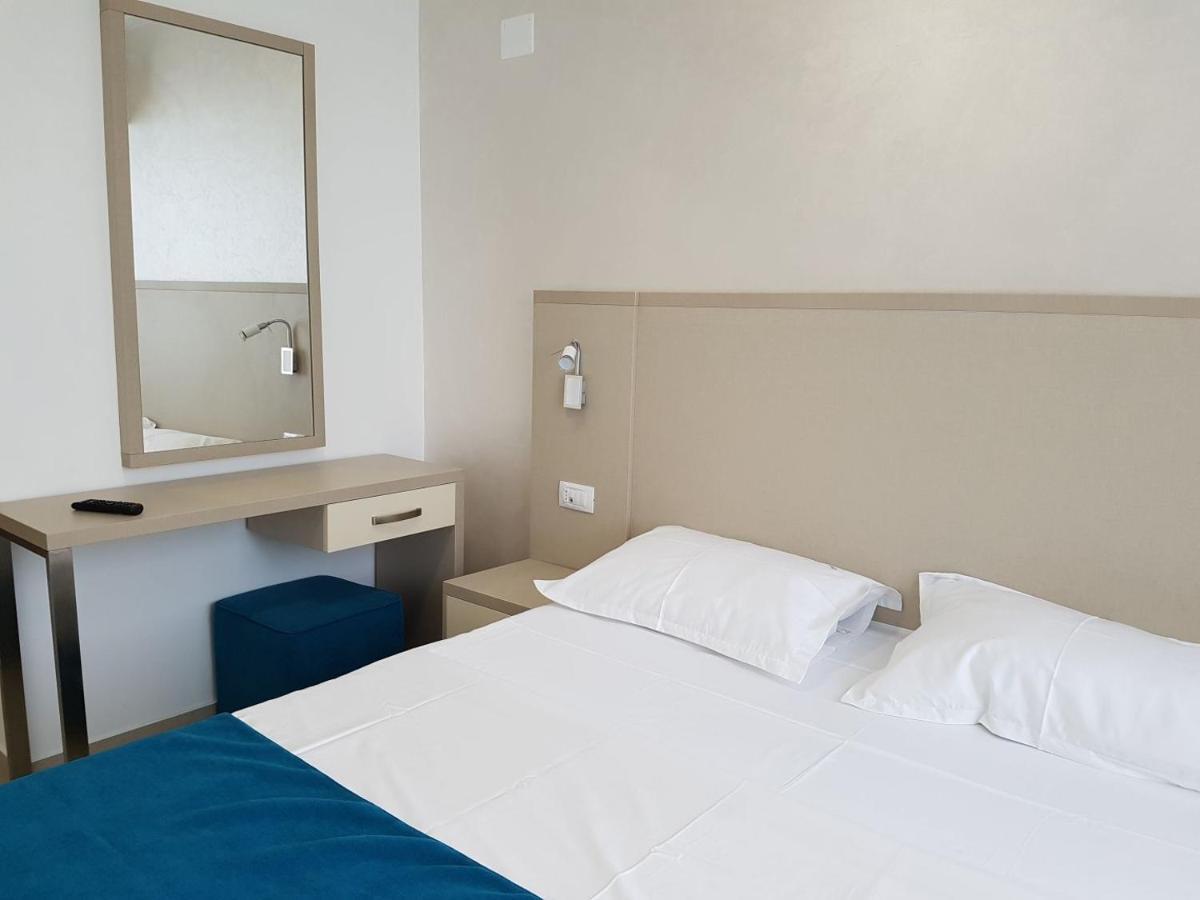 Hotel Delfin Mamaia Buitenkant foto
